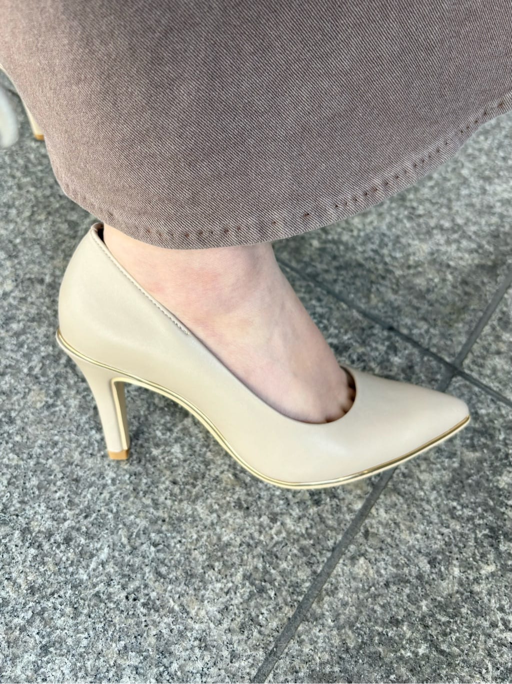 まっきーさんの「ESPERANZA｜【レイン対応/12時間パンプス】約8.5cm　歩きやすくて疲れにくい」を使ったコーディネート