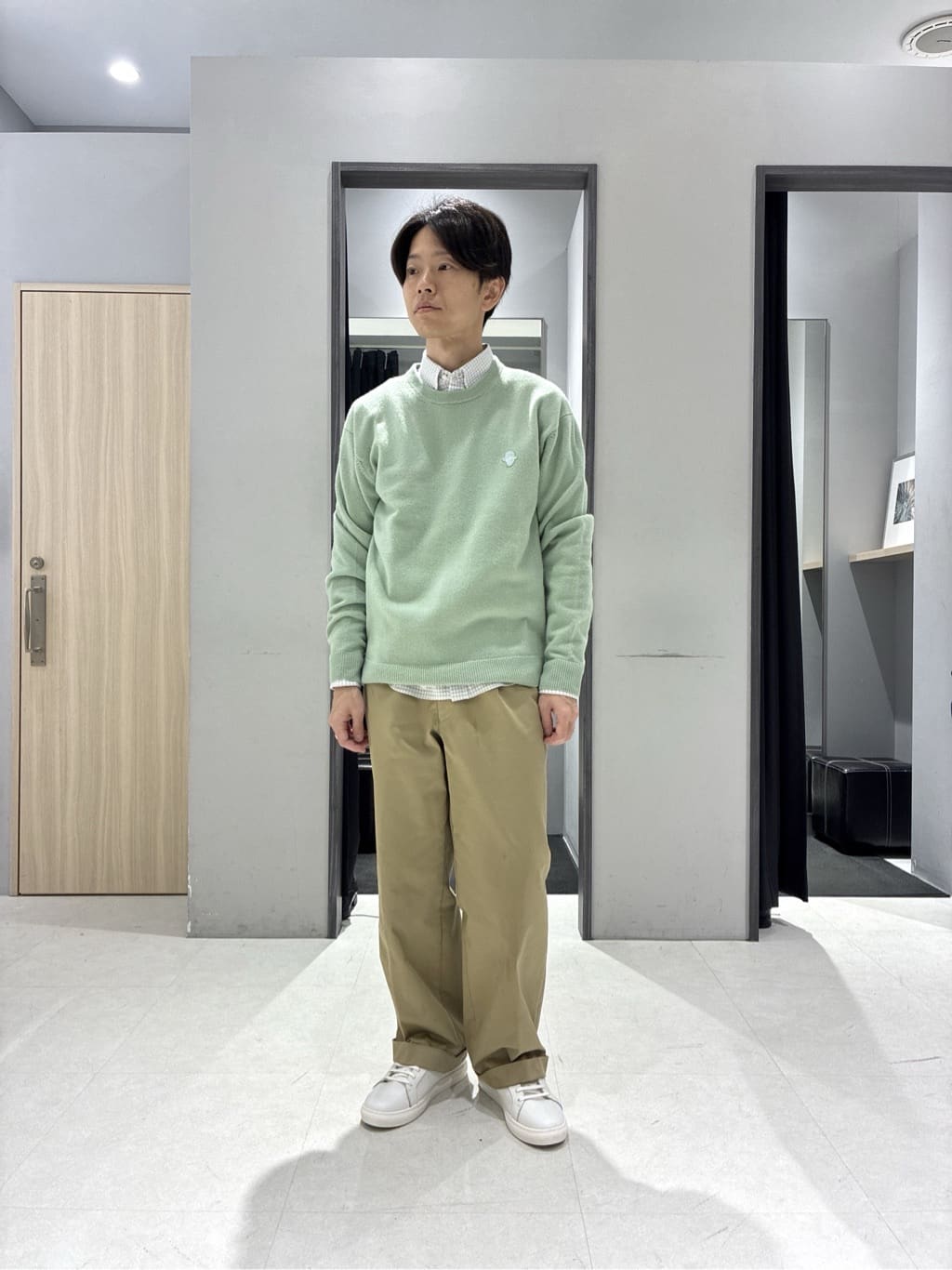 わいずみさんの「TAKEO KIKUCHI｜【Air Palette Knit】ワンポイント カラーニット プルオーバー」を使ったコーディネート