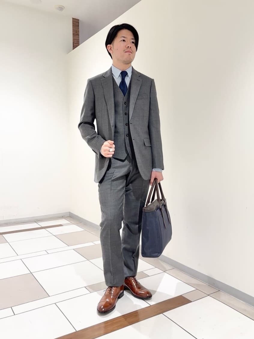 及川さんの「TAKEO KIKUCHI｜【Three by Three】シャイニーシャークピンヘッド スーツ/3ピース対応可」を使ったコーディネート
