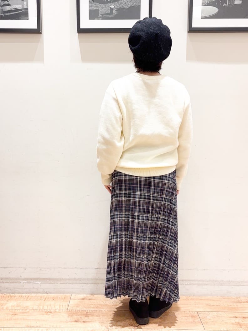 かふぇもか。さんの「SHOO･LA･RUE｜【洗濯機可/ちくちくしにくい】大人のための スウェットライク刺繍ロゴニット」を使ったコーディネート