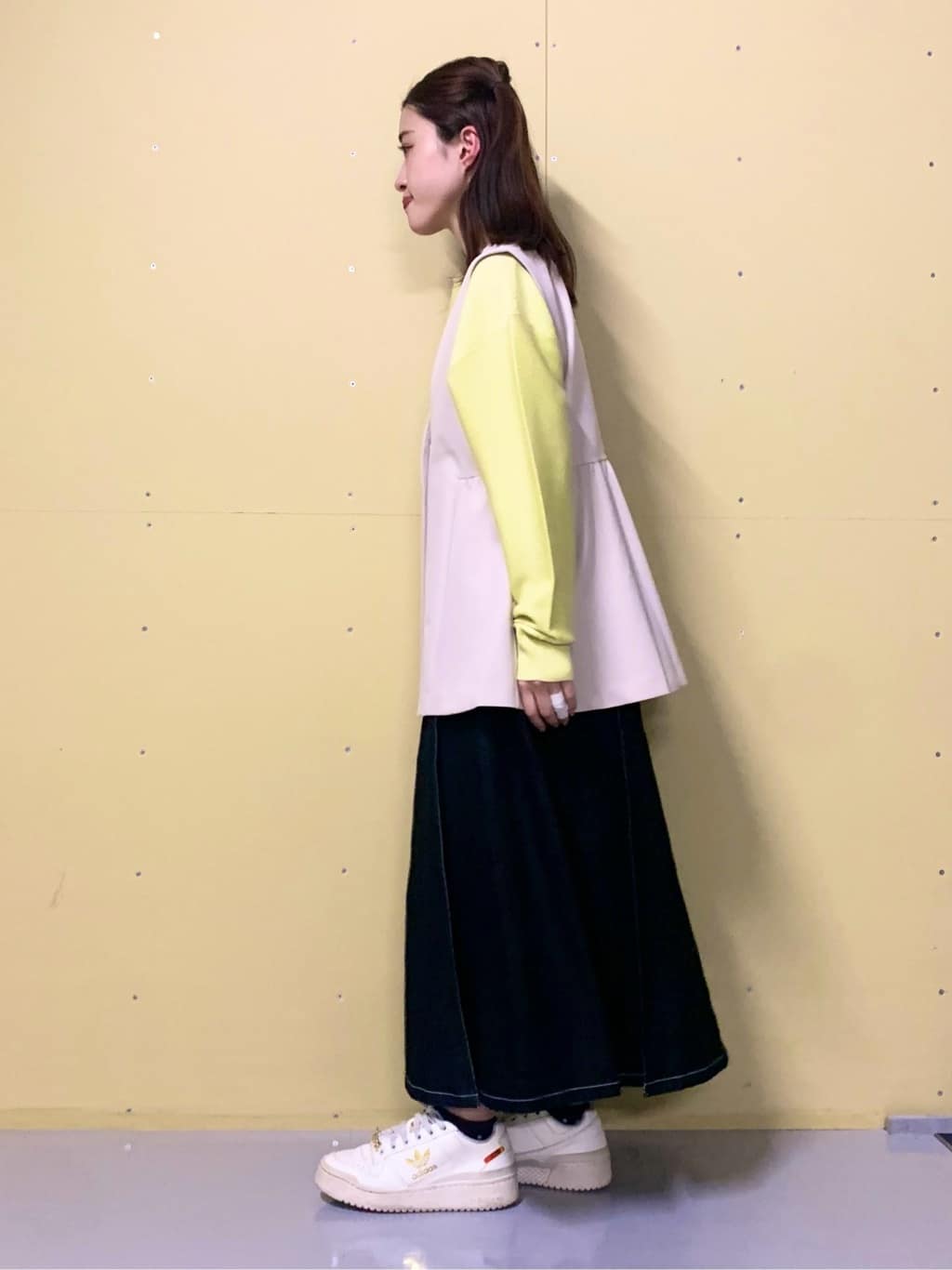 sahoさんの「THE SHOP TK｜シーズンレスで使える デニムタックスカート/洗える」を使ったコーディネート