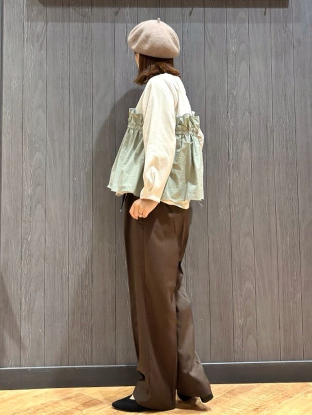 meiさんの「SHOO･LA･RUE｜【洗濯機可/S-LL】1枚で華やか フリルドッキングトップス」を使ったコーディネート
