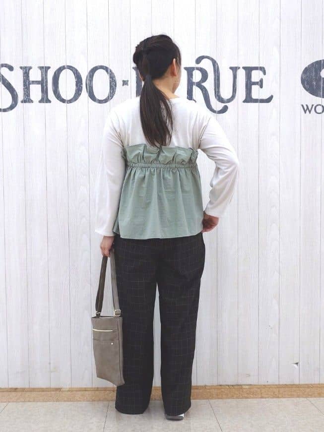 とろろさんの「SHOO･LA･RUE｜【洗濯機可/S-LL】1枚で華やか フリルドッキングトップス」を使ったコーディネート