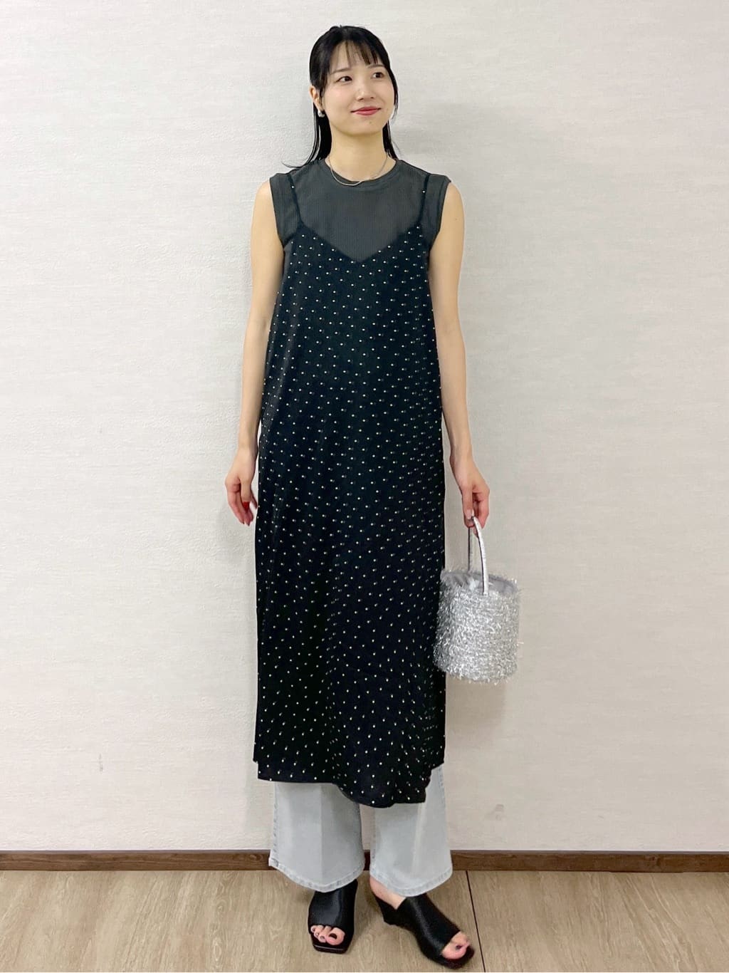 sachikoさんの「OPAQUE.CLIP｜ランダムドット サテンキャミワンピース【洗濯機洗い可】」を使ったコーディネート