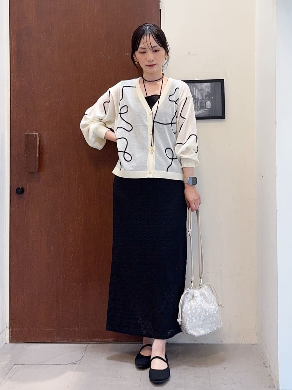 𝐇𝐢𝐫𝐨𝐦𝐢さんの「SHOO･LA･RUE｜ニュアンスデザインがこなれ見え 刺繍デザイン シアーカーディガン」を使ったコーディネート