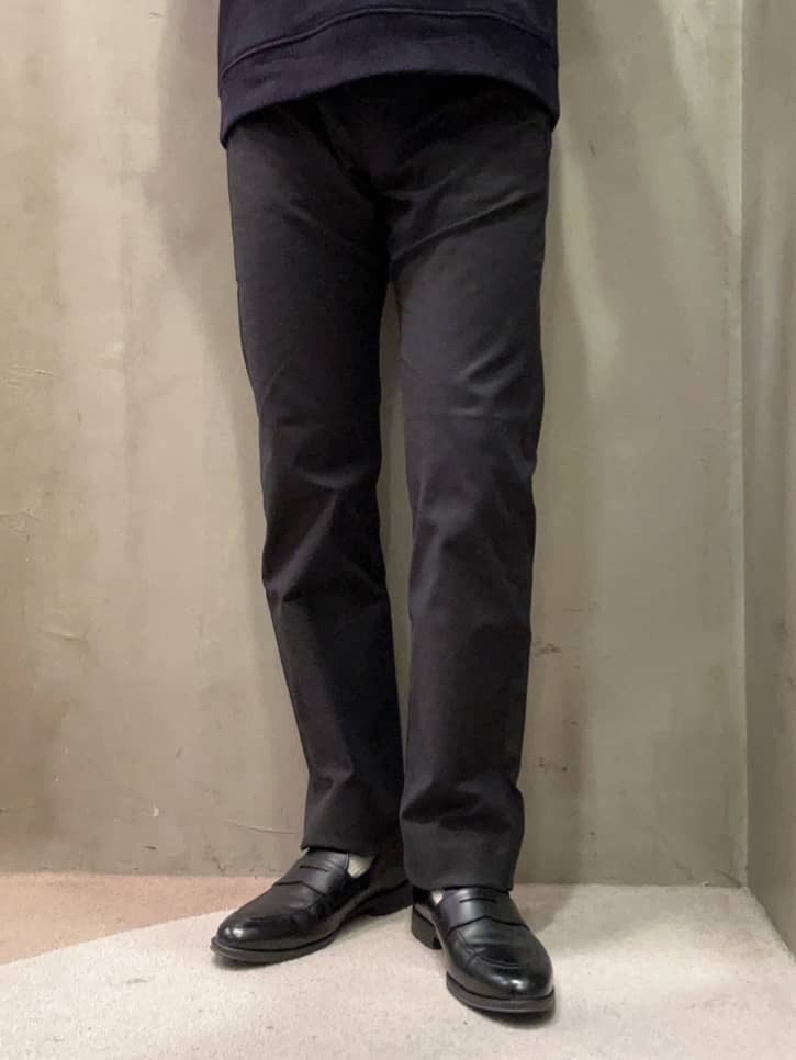 コウノ モトヤさんの「TAKEO KIKUCHI｜【Made in JAPAN】播州織 ストレッチ パンツ」を使ったコーディネート