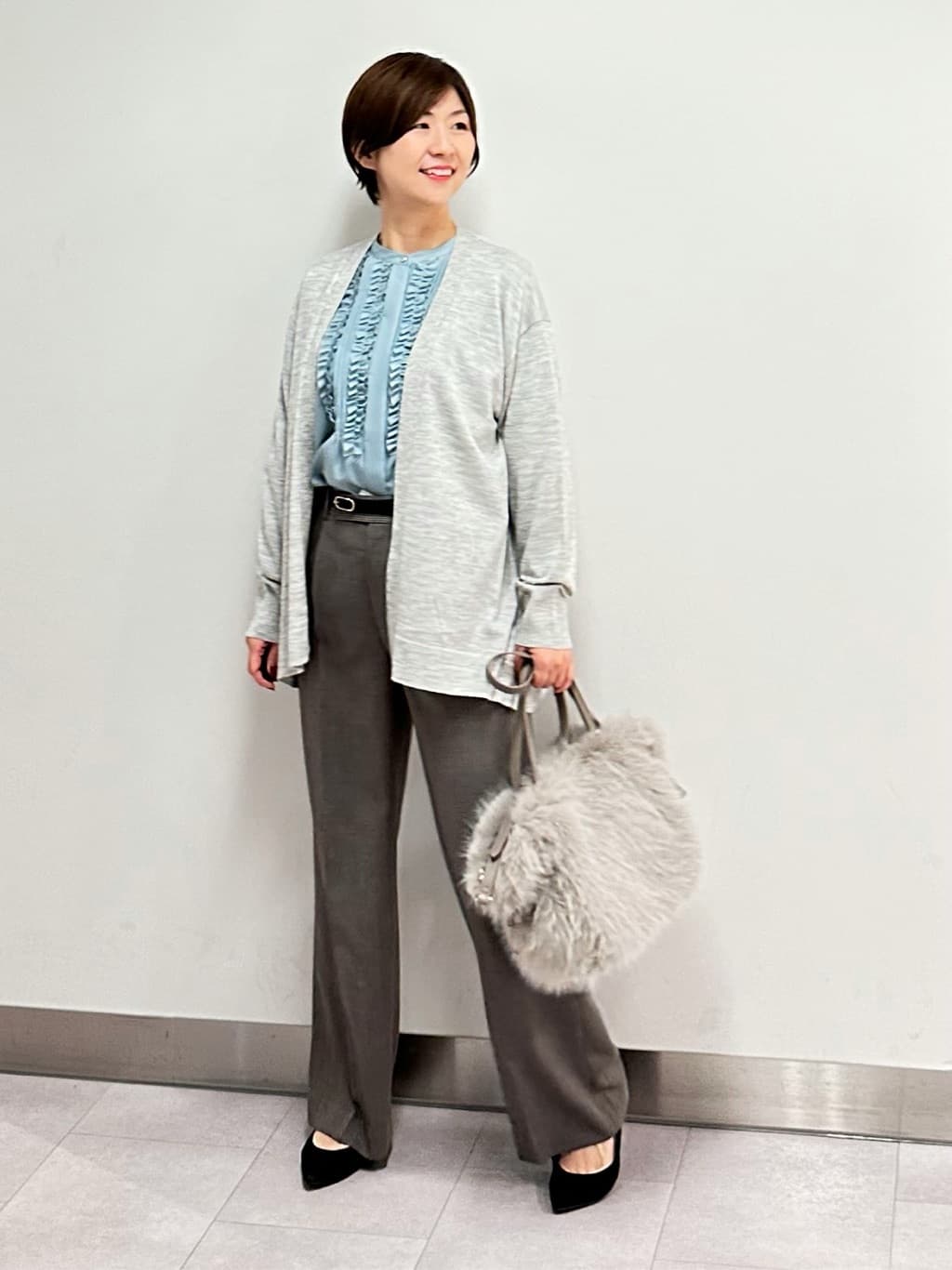みなこさんの「UNTITLED｜【1枚で着映え/オンオフ着回し】フリルサテンブラウス」を使ったコーディネート