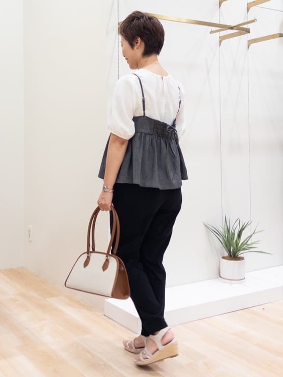 シュウコさんの「grove｜キレイも動きやすさも　美脚見えハイパーストレッチパンツ」を使ったコーディネート