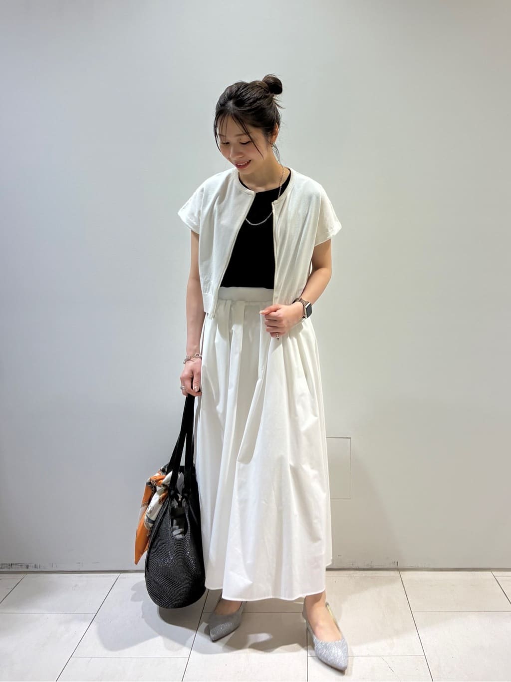 KAOさんの「INDIVI｜【60cm四方】スクエアスカーフ」を使ったコーディネート