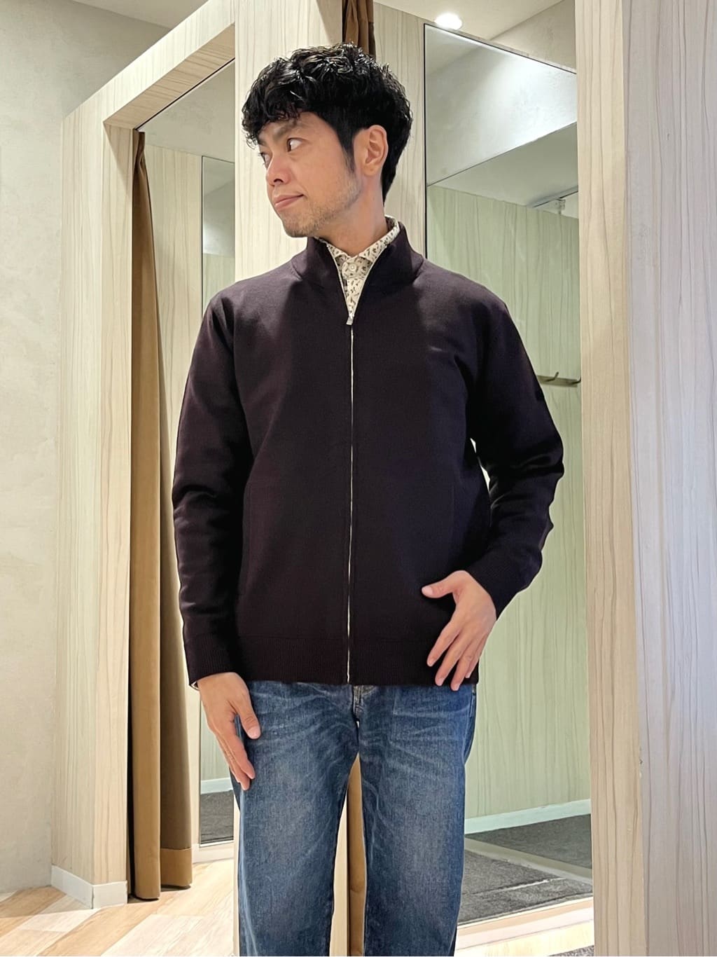URAさんの「TAKEO KIKUCHI｜アンチピリング ジップアップ ニット」を使ったコーディネート