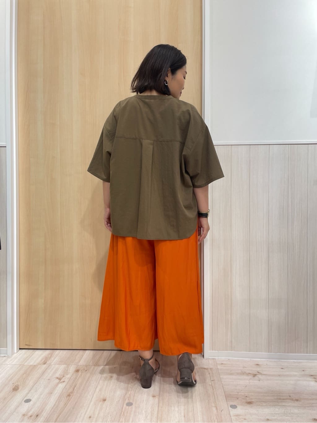 すーさんの「SHOO･LA･RUE｜【S-LL/裏地ひんやり】スカート見えで上品に マットサテンスカーチョ」を使ったコーディネート