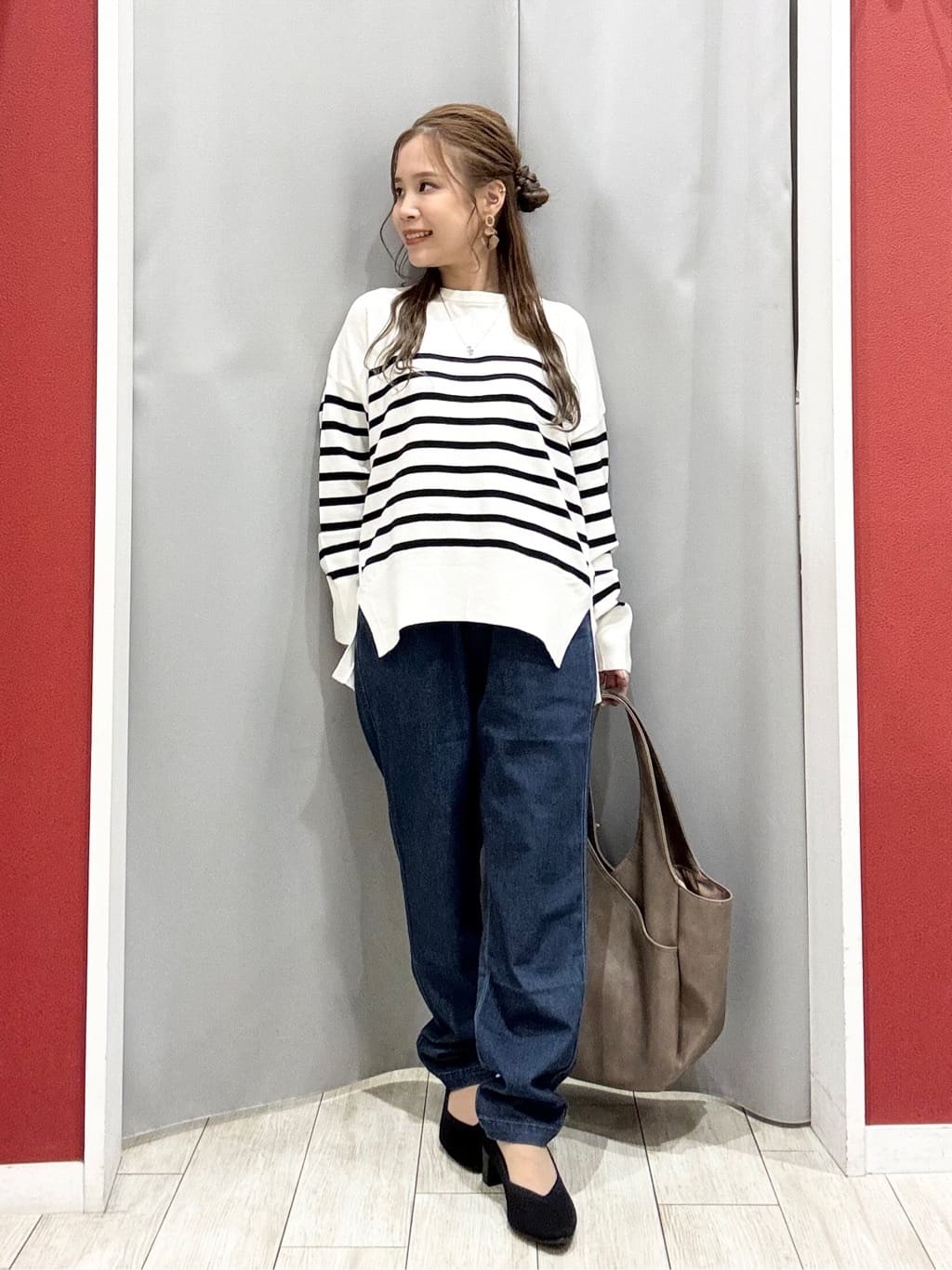 shioさんの「SHOO･LA･RUE｜【高レビュー/SS-LL/美脚シルエット】自然に体型カバー イージーデニム テーパードパンツ」を使ったコーディネート