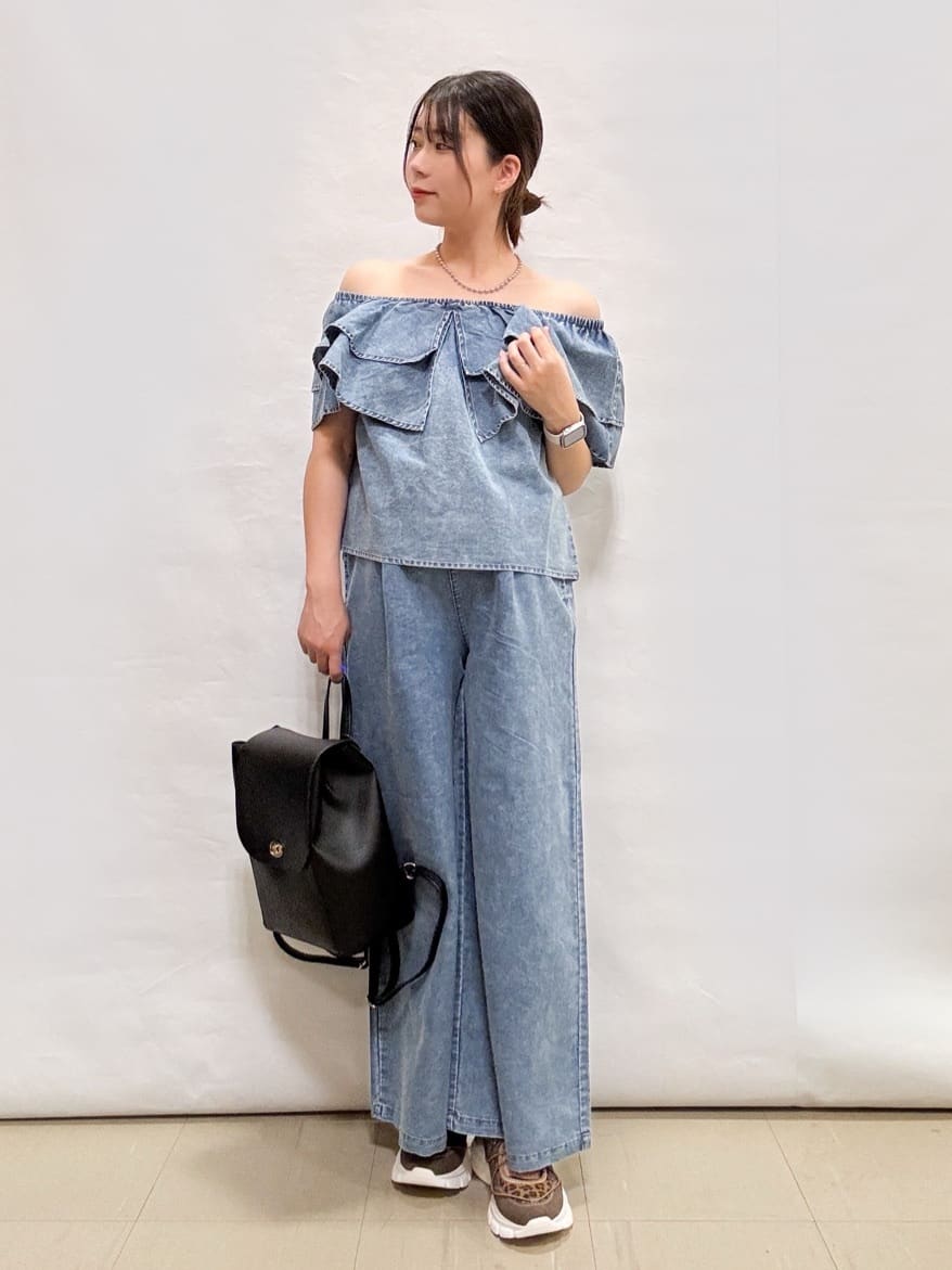 bulさんの「SHOO･LA･RUE｜【セットアップ可/前後2WAY/オフショル2WAY】着こなしを楽しめる デニムフリルブラウス」を使ったコーディネート