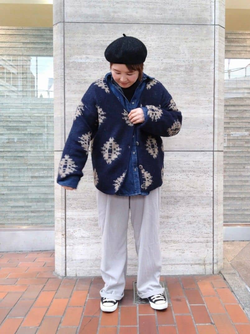 ヒロコジさんの「SHOO･LA･RUE｜羽織るだけでスタイリングの主役に 起毛柄カーディガン」を使ったコーディネート