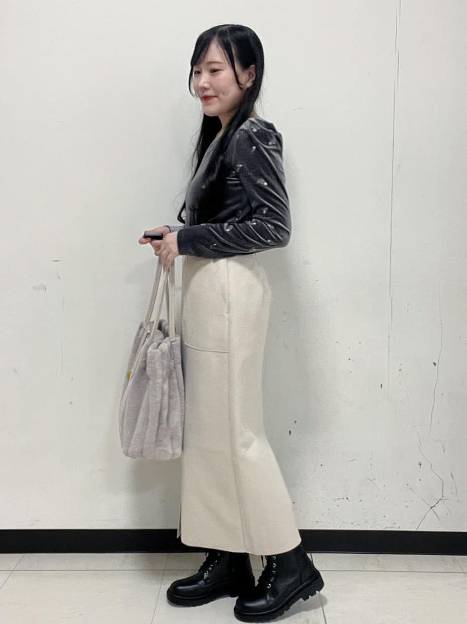 Hitomiさんの「index｜バックシャン小花刺繍ベロアトップス【洗濯機OK】」を使ったコーディネート