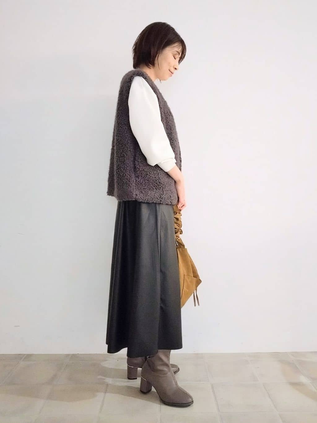 miomioさんの「SHOO･LA･RUE｜【S-LL】大人のデイリースタイルに お袖タック フェイクパール付きトップス」を使ったコーディネート