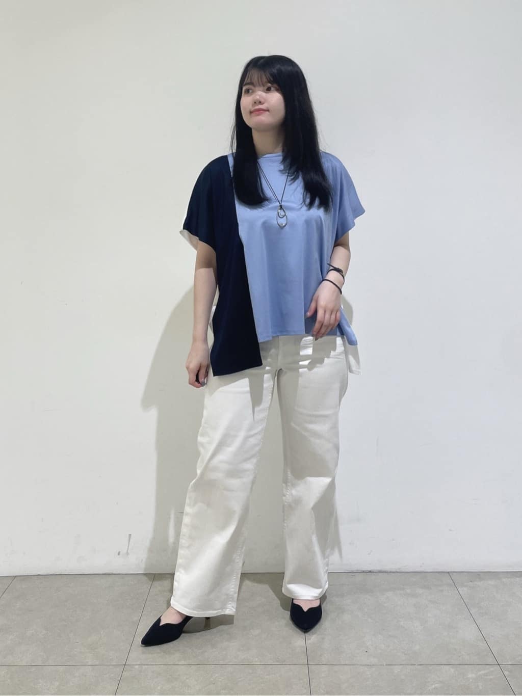 emikaさんの「INDIVI｜【洗える／汗ジミ防止】バイカラー＆アシメヘム Tシャツ」を使ったコーディネート