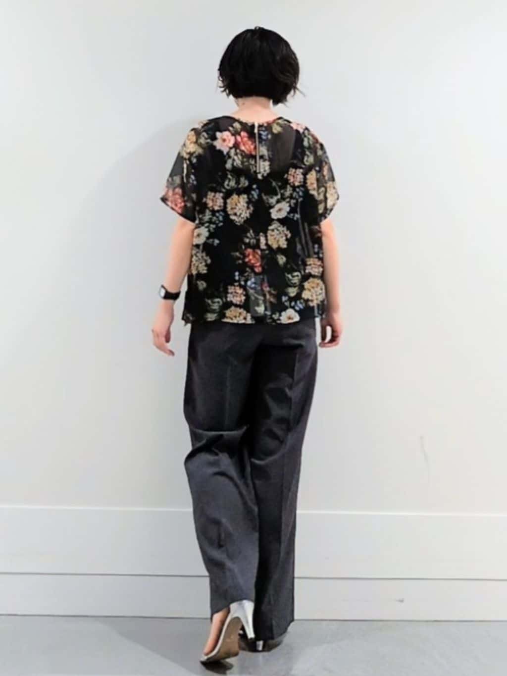 ミズタさんの「UNTITLED｜【セットアップ可/花柄エレガント】アンティークフラワー柄ブラウス」を使ったコーディネート