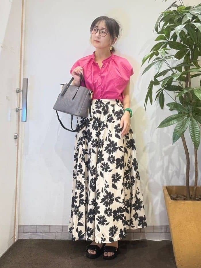 misakiさんの「SHOO･LA･RUE｜【洗える/S-LL】プチフリル襟が女性らしい フレンチスリーブシャツ」を使ったコーディネート