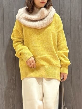 meiさんの「SHOO･LA･RUE｜【S-LL】ほんのりラメで女性らしい ベロアモールモックネックニット」を使ったコーディネート
