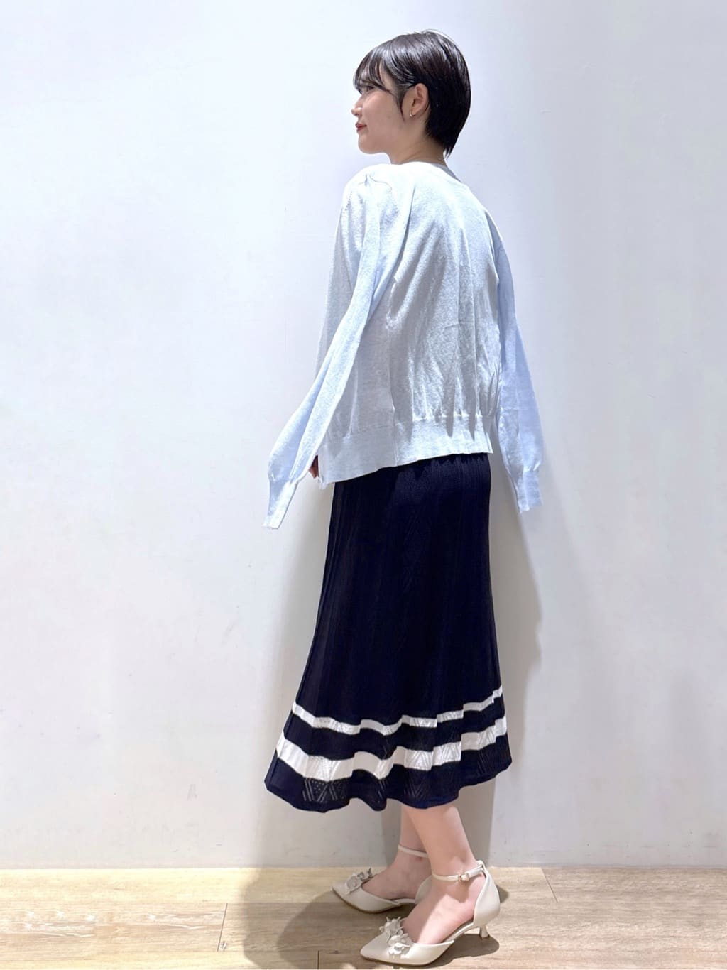 mizukiさんの「index｜《7色展開／XS-LLサイズ》ビジューボタンクルーネックカーディガン【洗濯機洗い可】」を使ったコーディネート