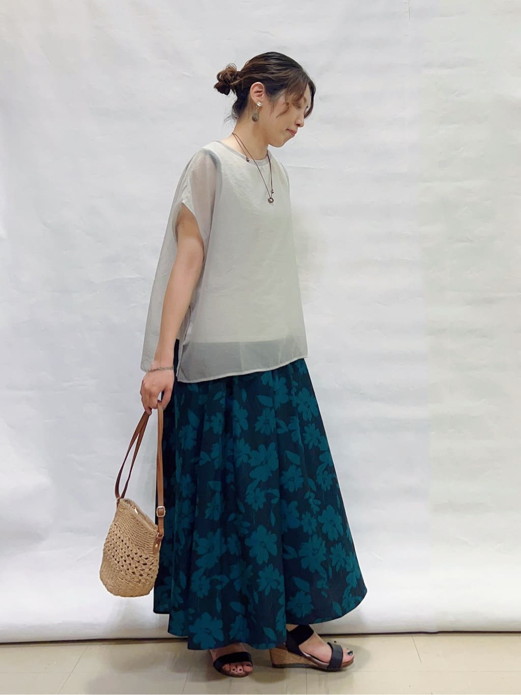 まっつんさんの「SHOO･LA･RUE｜【洗える/S-LL】上品なシアー感 レイヤード風トップス」を使ったコーディネート