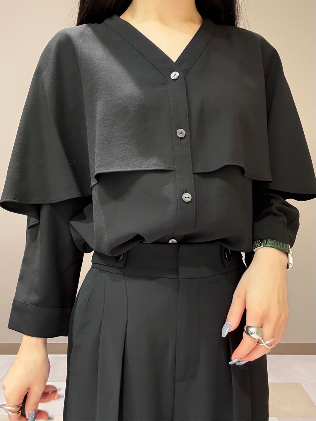 KEIKOさんの「INDIVI｜【羽織りとしても活躍！】ケープカラーブラウス」を使ったコーディネート