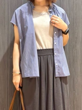 meiさんの「SHOO･LA･RUE｜【洗える/S-LL】プチフリル襟が女性らしい フレンチスリーブシャツ」を使ったコーディネート
