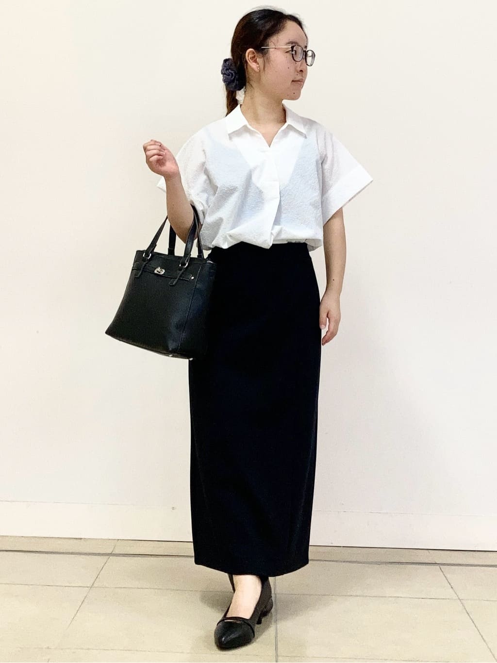 tomominさんの「Reflect｜【二の腕さりげなくカバー】シャツ衿オフボディブラウス」を使ったコーディネート