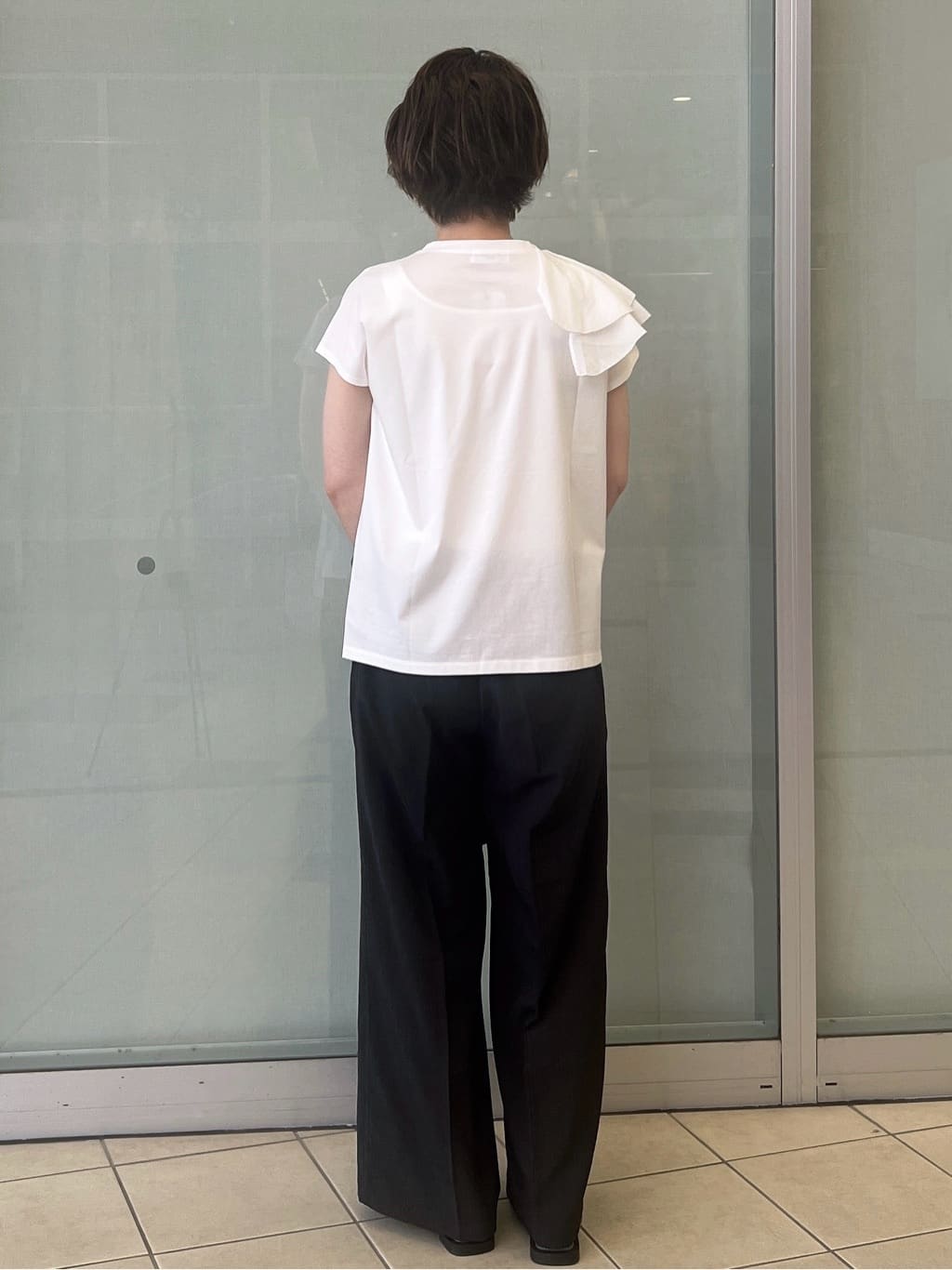yo-koさんの「OPAQUE.CLIP｜ショルダーフリルドッキングカットソー【洗濯機洗い可】」を使ったコーディネート