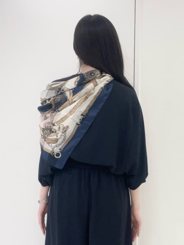 moeさんの「UNTITLED｜【手洗い／88cm正方形】シアー素材チェーン柄スカーフ」を使ったコーディネート