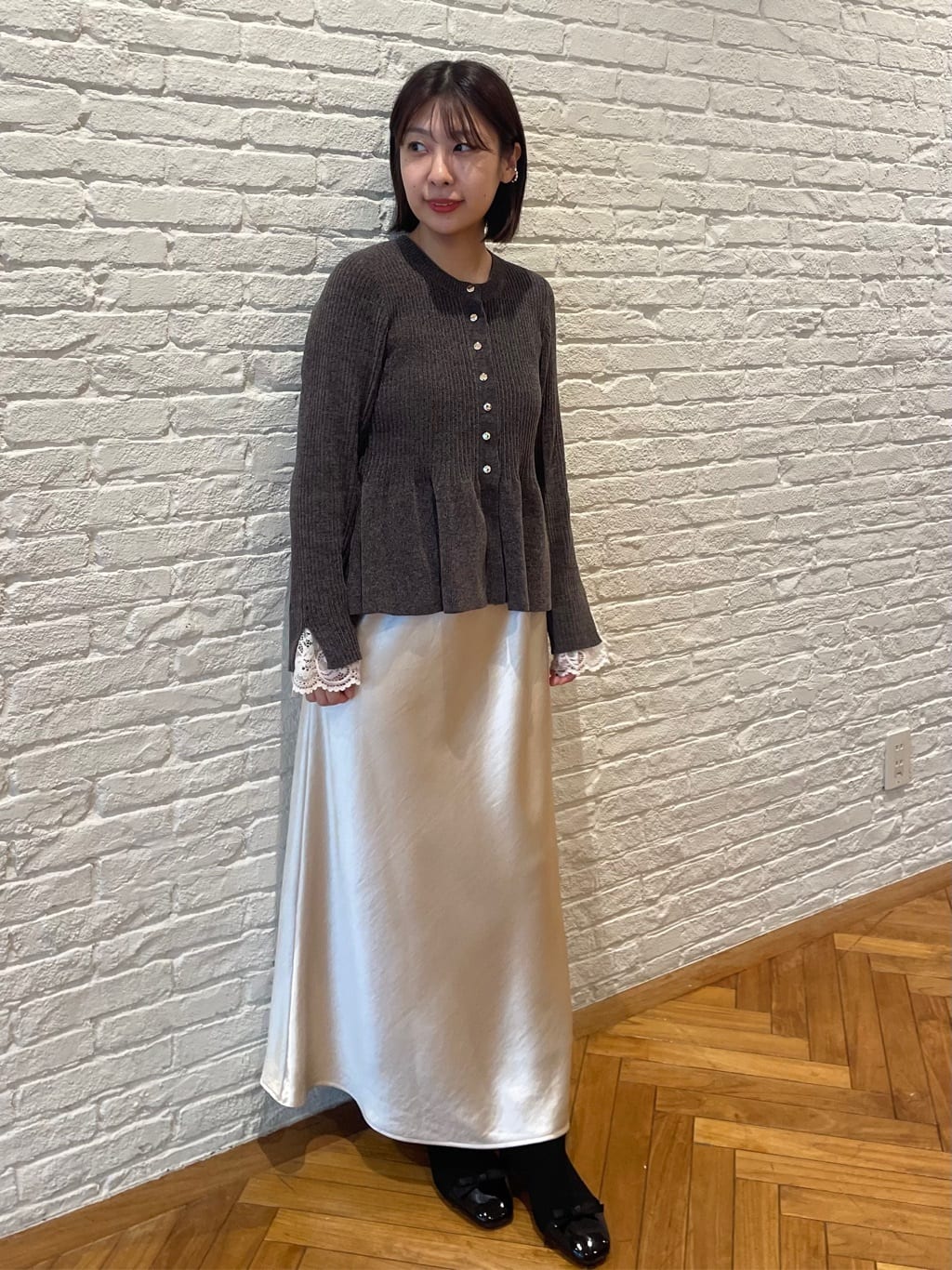 abeさんの「Couture brooch｜【袖口レース・着映え】短毛モールペプラム カーデ」を使ったコーディネート