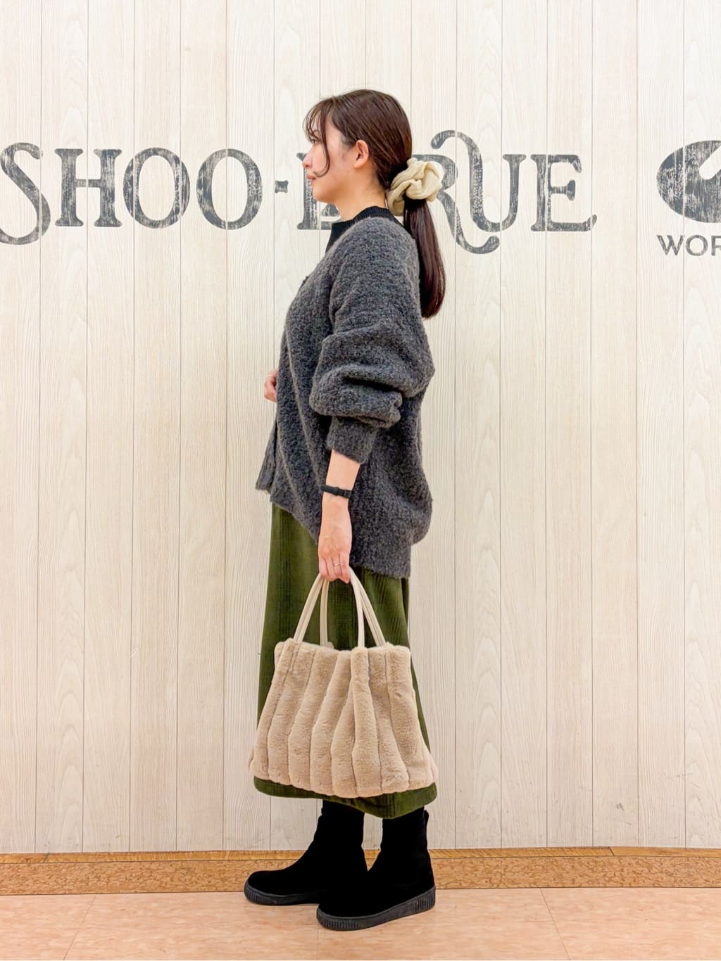 Nakaさんの「SHOO･LA･RUE｜【絶妙なゆるピタ/洗濯機可】ちくちくしにくい リブハイネックやわらかニット」を使ったコーディネート