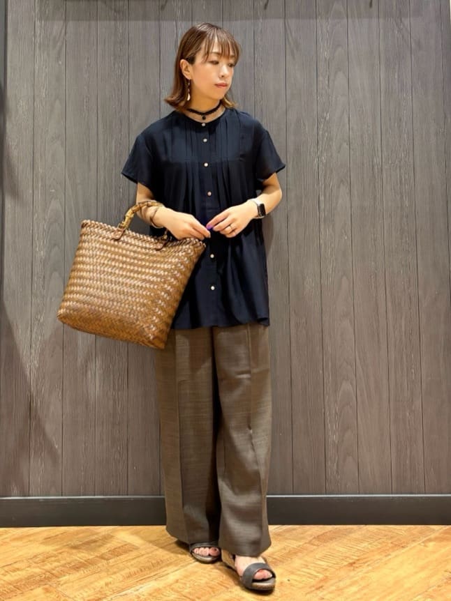 meiさんの「SHOO･LA･RUE｜【S-LL/ひんやり】インせず決まる タックプリーツシャツ」を使ったコーディネート