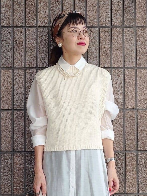 MUTSUKOさんの「UNTITLED｜【ニットと重ね着に/前開きボタン】シアーロングシャツ」を使ったコーディネート