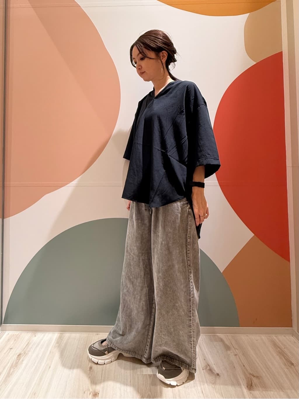 長女さんの「SHOO･LA･RUE｜【S-LL/洗濯後しわになりにくい】バックギャザーがアクセント スッキパーブラウス」を使ったコーディネート