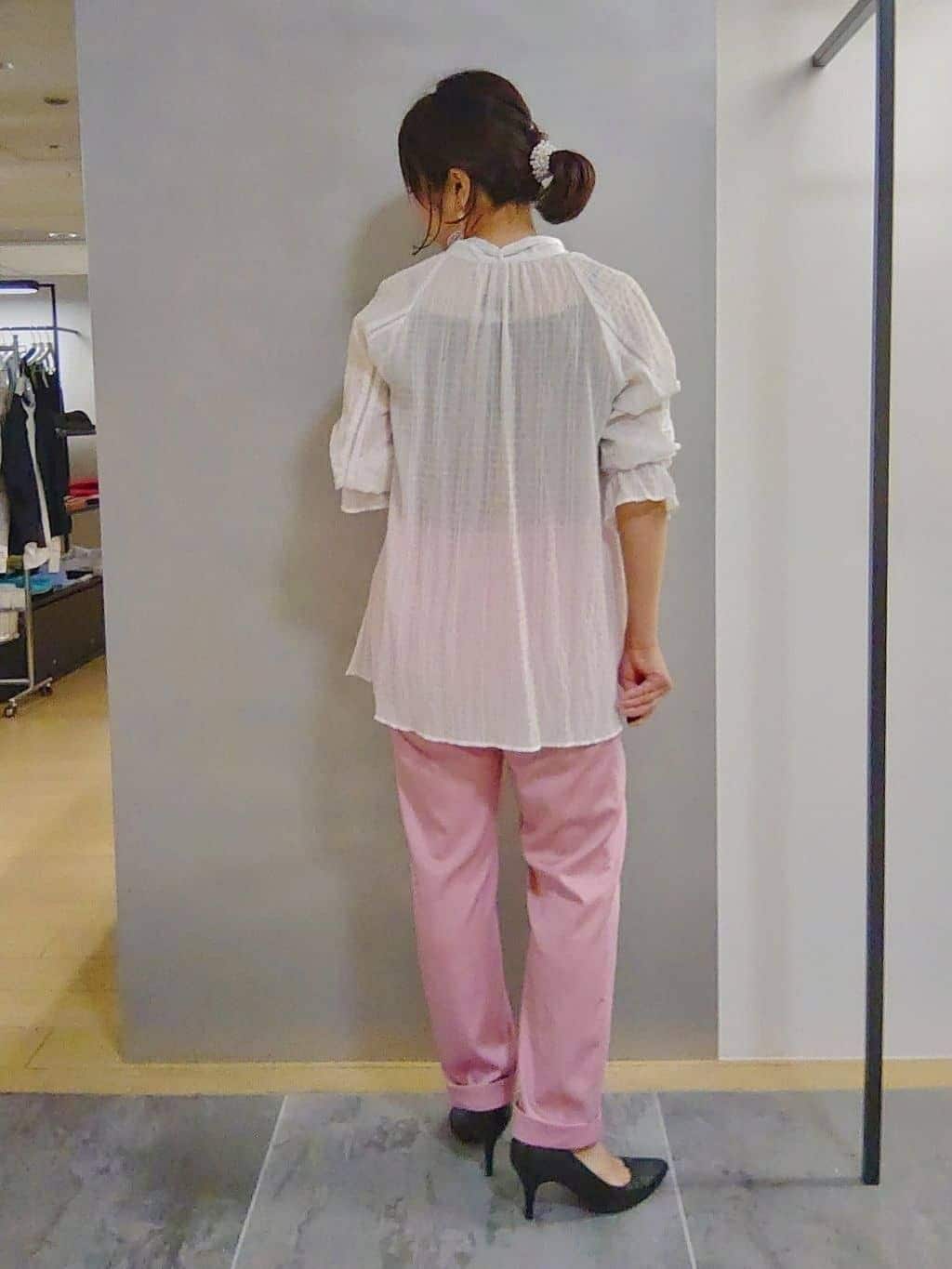 TOMOMIさんの「INDIVI｜【洗える／シャーリング素材】ボリューム袖エアリーブラウス」を使ったコーディネート