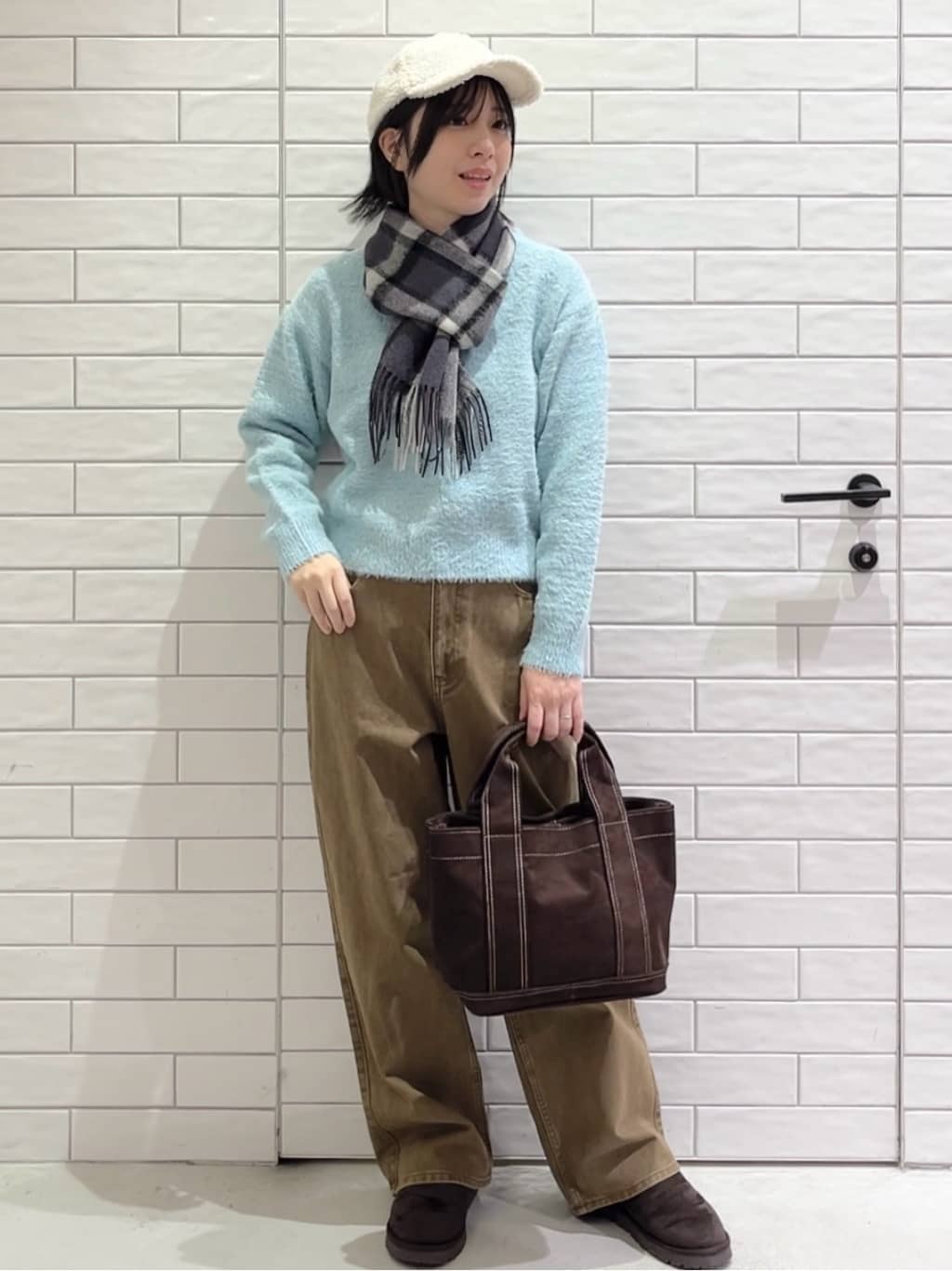 しおりさんの「OPAQUE.CLIP｜スパンコールフェザーVネックニット【洗濯機OK】」を使ったコーディネート