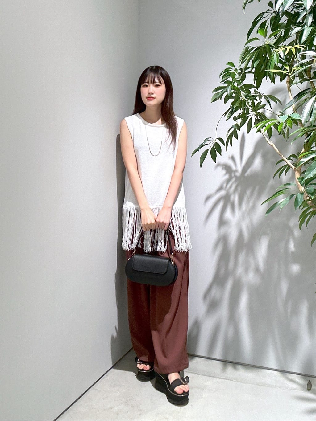 Renoさんの「INDIVI｜スリーブレスフリンジニット」を使ったコーディネート