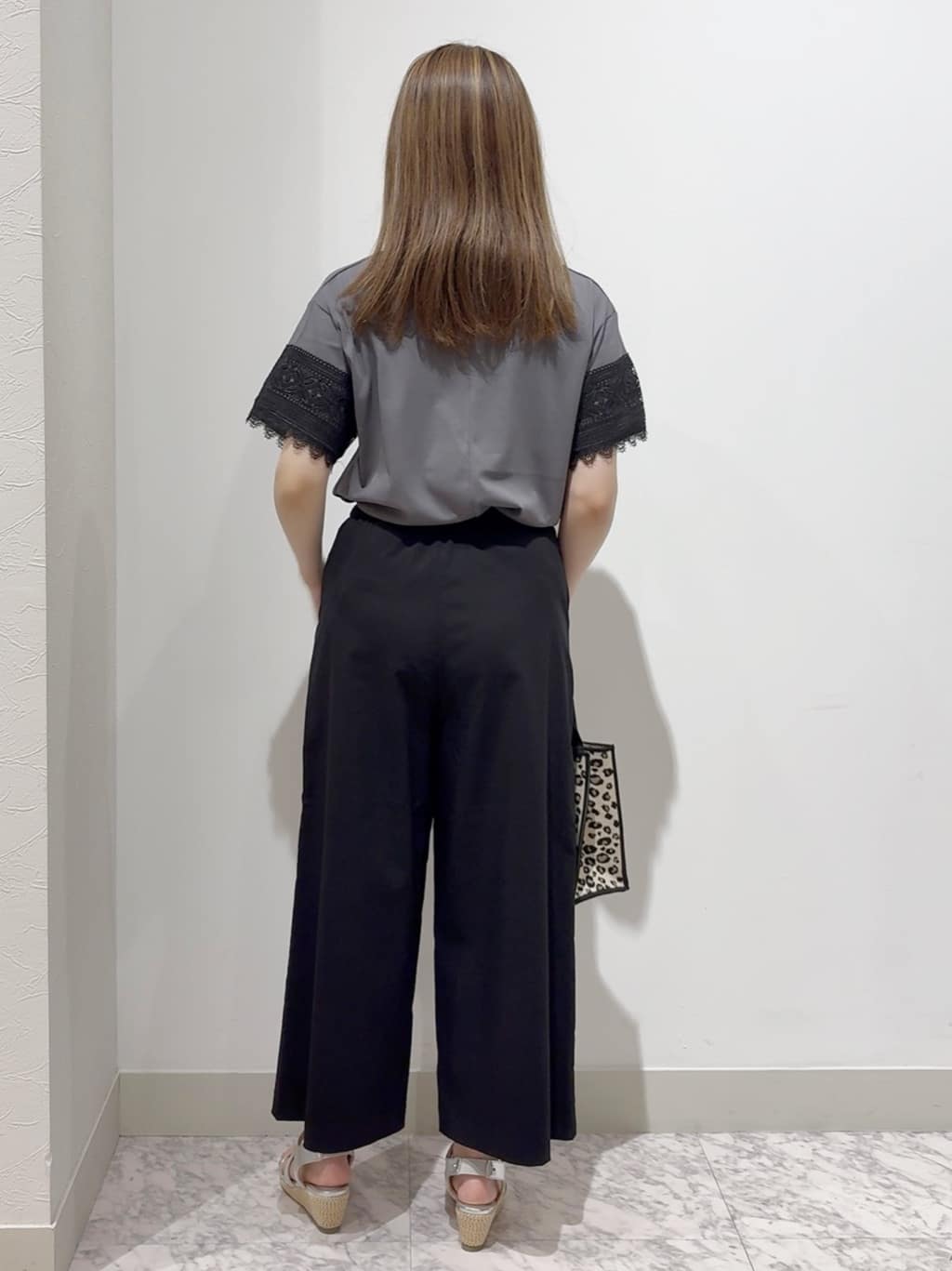 しかっちさんの「grove｜【洗える/二の腕カバー】上品なレースで叶える、きちんと見えの夏Tシャツ」を使ったコーディネート