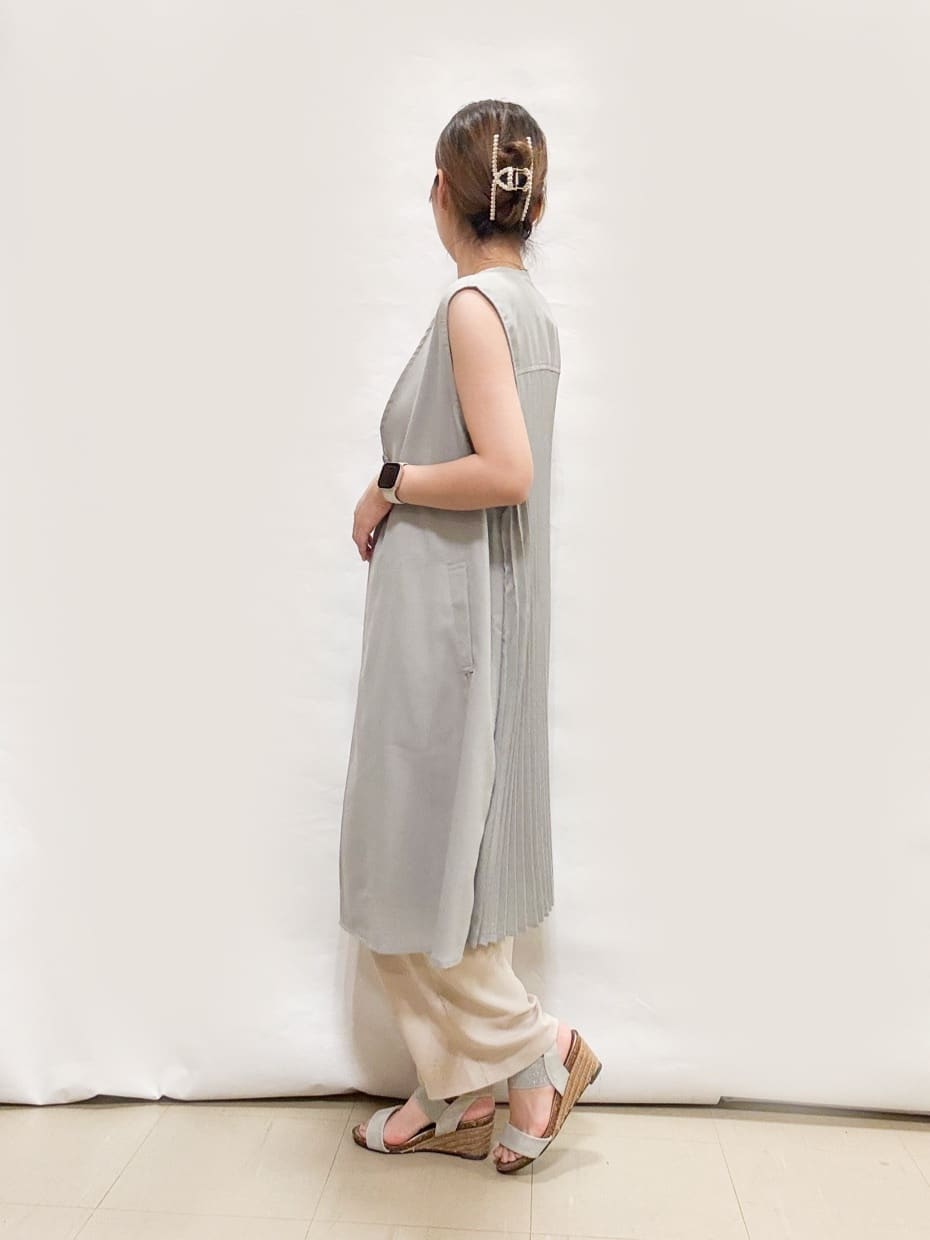 bulさんの「SHOO･LA･RUE｜◆【S-LL/体型カバー】後ろ姿もきれい見え バックプリーツジレ」を使ったコーディネート
