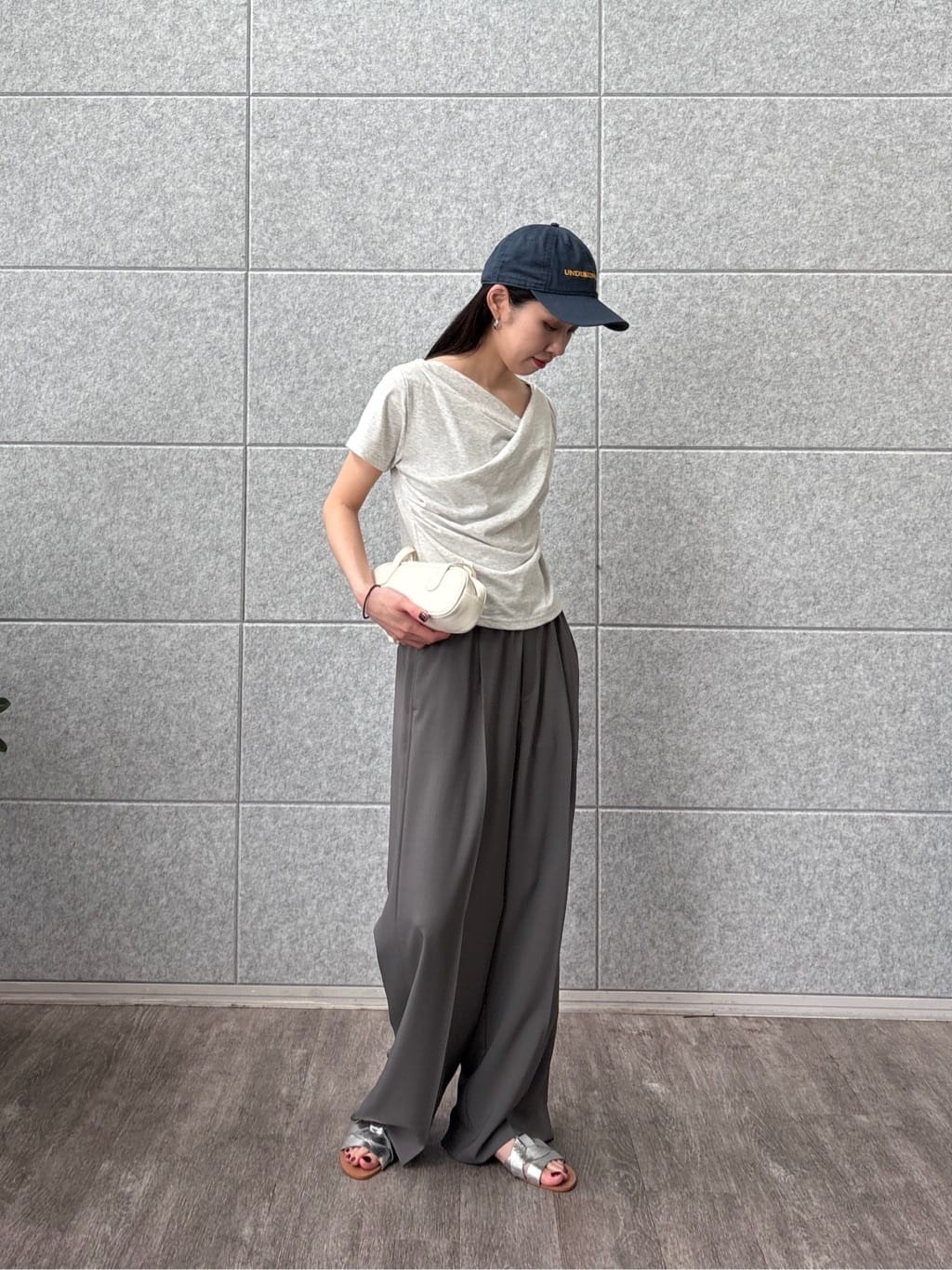 ひなさんの「INDIVI｜ドレープクロップドカットソー」を使ったコーディネート