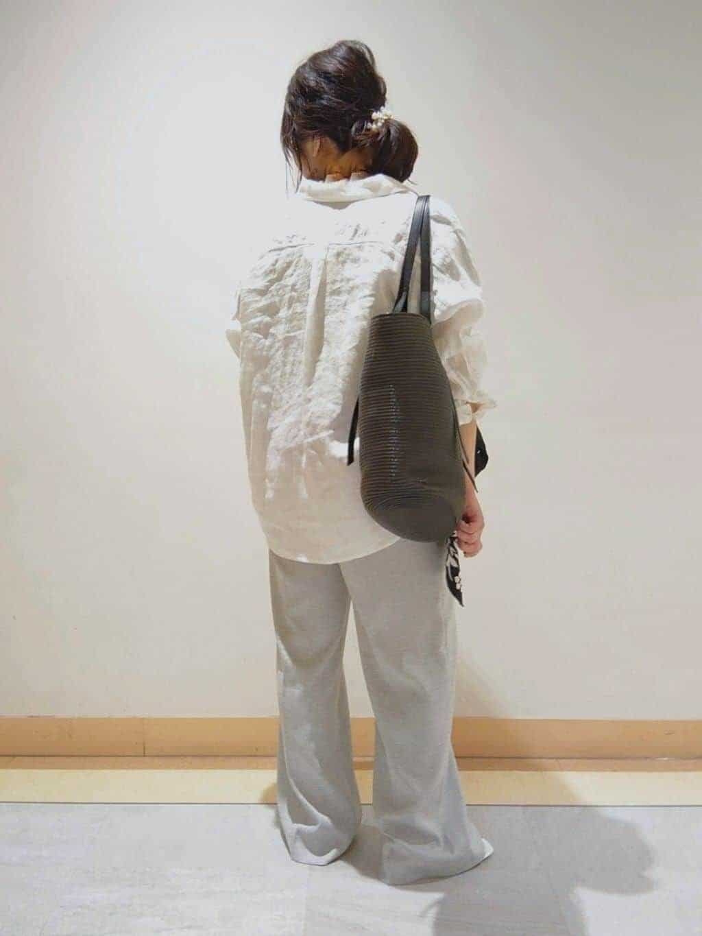 TOMOMIさんの「INDIVI｜【90cm四方】ボタニカル柄大判スカーフ」を使ったコーディネート