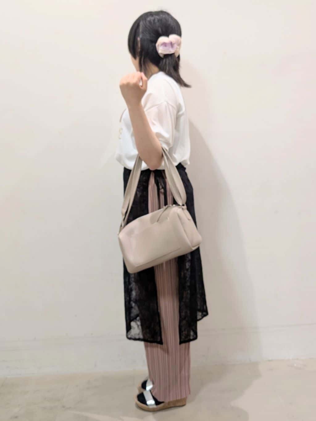 たぼく。さんの「SHOO･LA･RUE｜【S-LL/ひんやり/UV】ぷっくりラメプリントロゴTシャツ」を使ったコーディネート