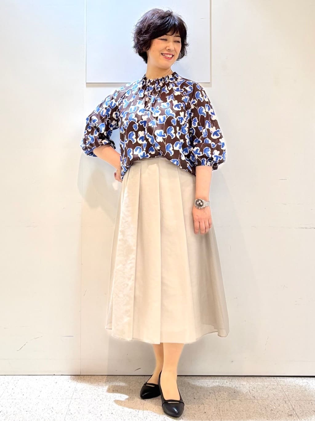 ヤスコさんの「Reflect｜【ジャケットのインナーにおすすめ◎】花柄タックデザインブブラウス」を使ったコーディネート
