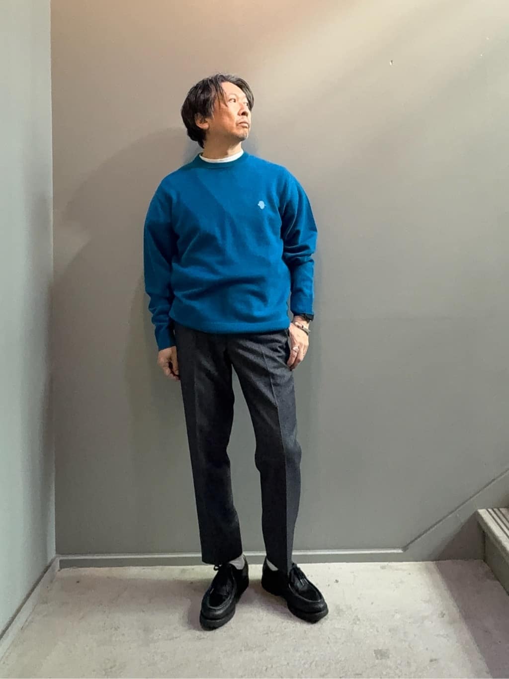 デザイナーTAKEman さんの「TAKEO KIKUCHI｜【Air Palette Knit】ワンポイント カラーニット プルオーバー」を使ったコーディネート