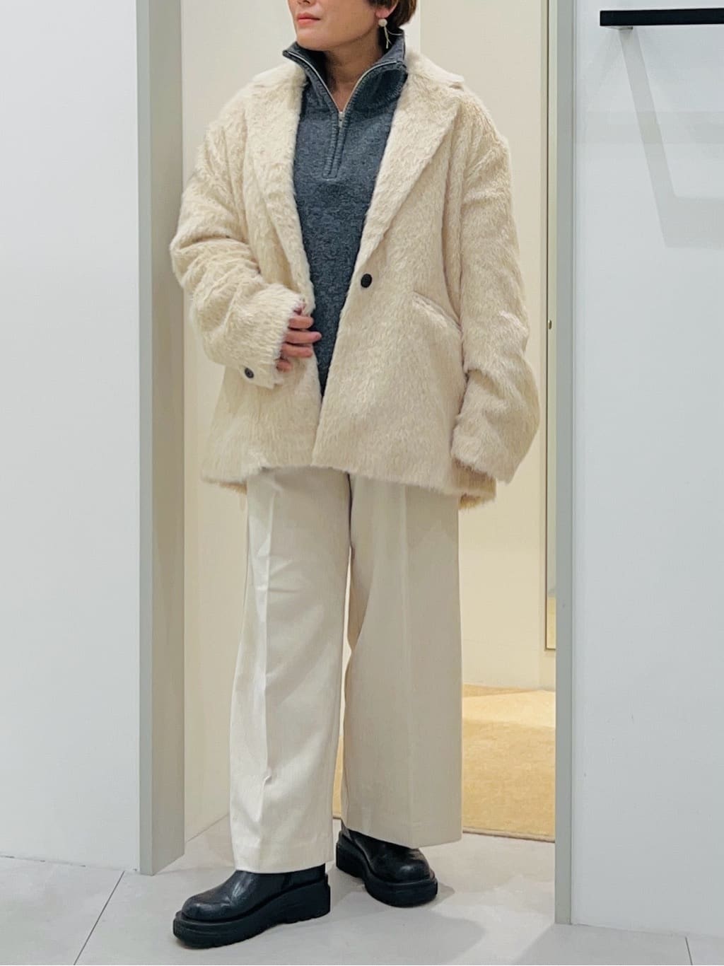 タナさんの「THE SHOP TK｜纏うだけで大人上品 シャギーチェスターハーフコート」を使ったコーディネート