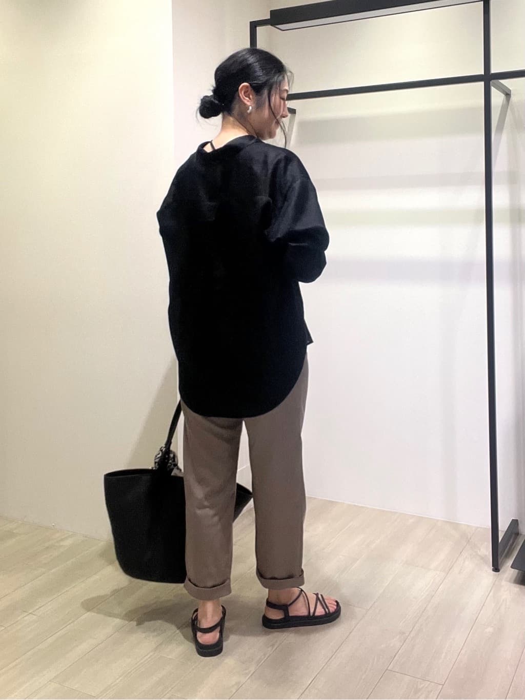 TOMOMIさんの「INDIVI｜【90cm四方】ボタニカル柄大判スカーフ」を使ったコーディネート