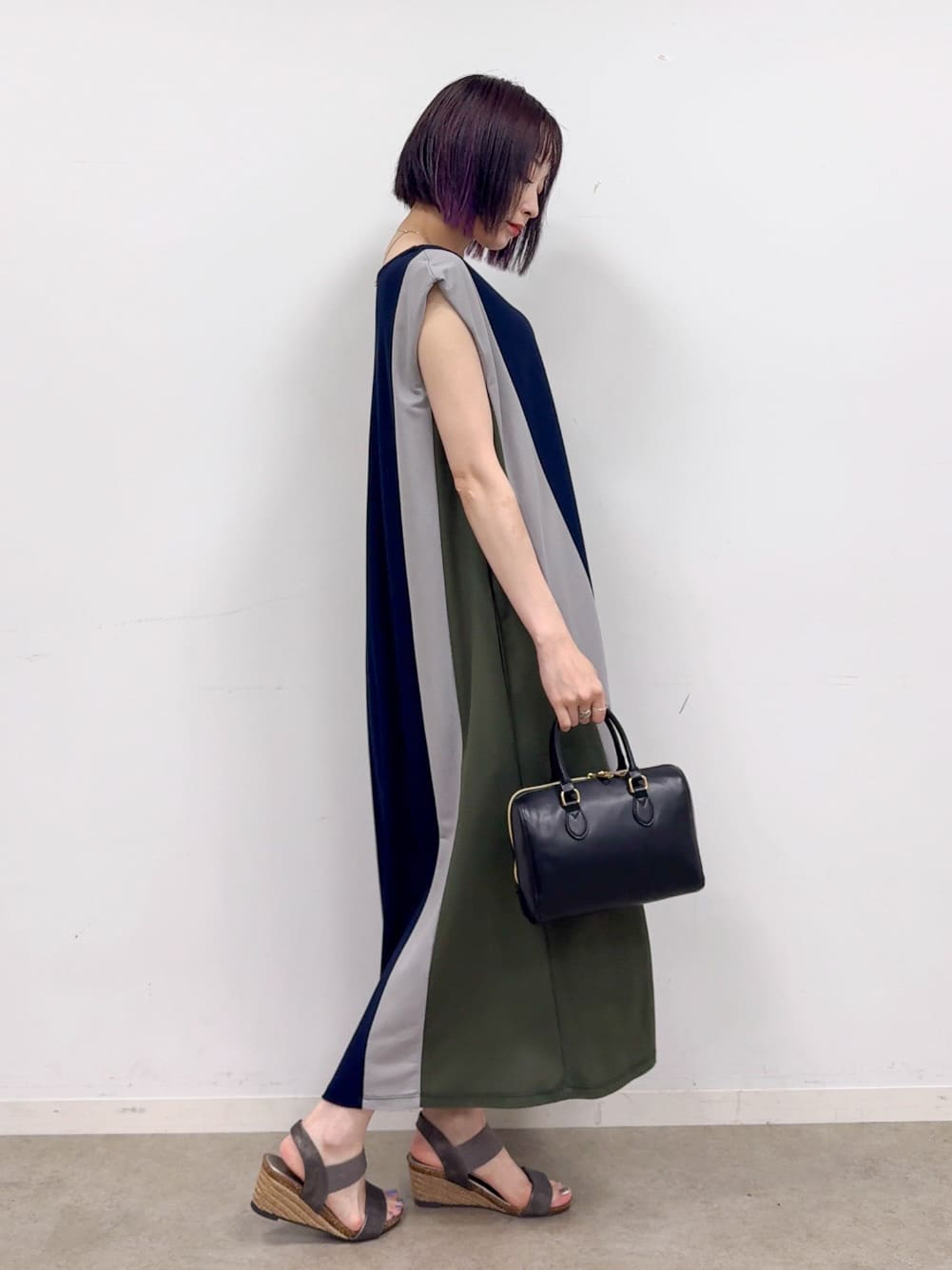𝐜𝐡𝐢𝐤𝐚さんの「SHOO･LA･RUE｜【S-LL/ひんやり】全身すっきり見えが楽に叶う サイド切替 バイカラーAラインワンピース」を使ったコーディネート