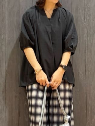 meiさんの「SHOO･LA･RUE｜【S-LL/洗濯後しわになりにくい】ランタンスリーブで女性らしく 5分袖スキッパーブラウス」を使ったコーディネート